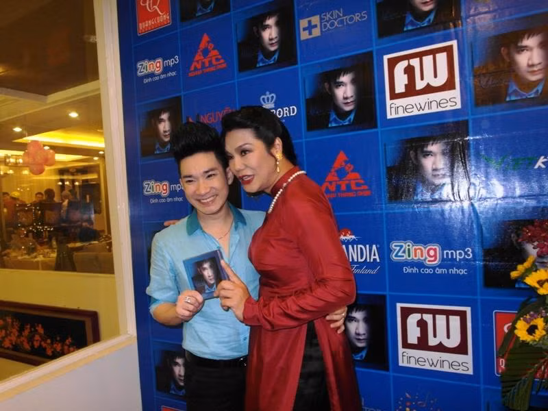 Sinh nhật và buổi ra mắt album của Quang Hà trùng với giờ đám cưới của Thuý Vinh nên có nhiều nghệ sĩ không thể tham dự được. Người đẹp chuyển giới Cindy Thái Tài chỉ đến chụp ảnh với Quang Hà, xong là vội vã đi dự đám cưới ngay. (ảnh đám cưới Thúy Vinh) Sinh nhật và buổi ra mắt album của Quang Hà trùng với giờ đám cưới của Thuý Vinh nên có nhiều nghệ sĩ không thể tham dự được. Người đẹp chuyển giới Cindy Thái Tài chỉ đến chụp ảnh với Quang Hà, xong là vội vã đi dự đám cưới ngay. (ảnh đám cưới Thúy Vinh)