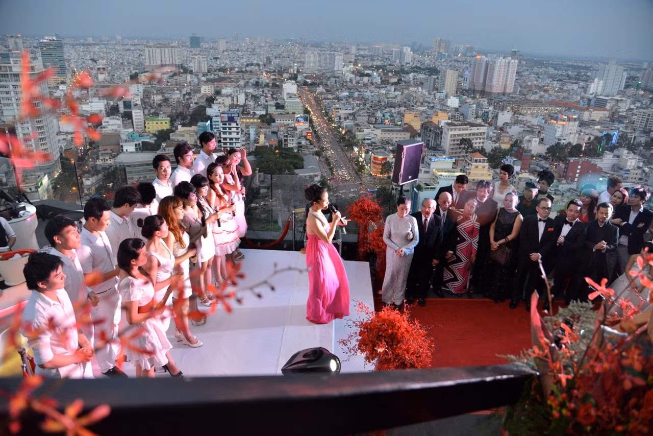 Dàn đồng ca hát mừng hạnh phúc của Đoan Trang. Dàn đồng ca hát mừng hạnh phúc của Đoan Trang.