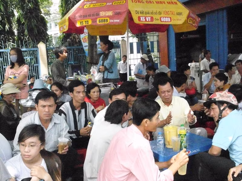 Các ông bố, bà mẹ ngồi trước cổng trường, bàn tán sôi nổi, sau khi con của mình đã bước vào phòng thi. Xem đáp án môn Vật lí - Xem đáp án môn Toán - Xem đáp án môn Hóa