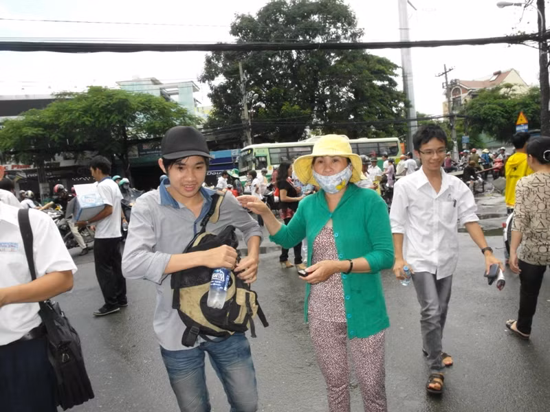 Người mẹ vỗ vai, động viên con trai trước khi chia tay. Xem đáp án ĐH Khối A, môn Vật lí - Xem đáp án ĐH Khối A, môn Toán - Xem đáp án DH Khối A, môn Hóa