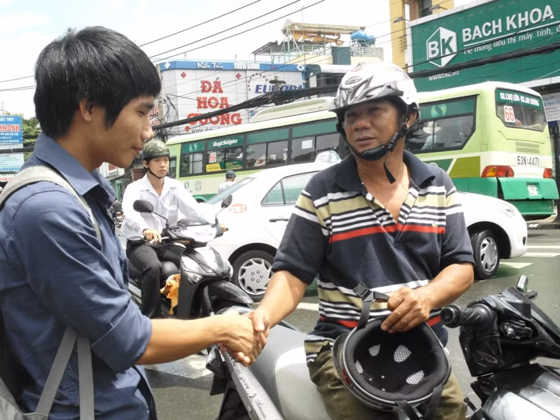 Cái bắt tay thật chặt, đầy ý nghĩa của hai bố con. Xem đáp án môn Vật lí - Xem đáp án môn Toán - Xem đáp án môn Hóa