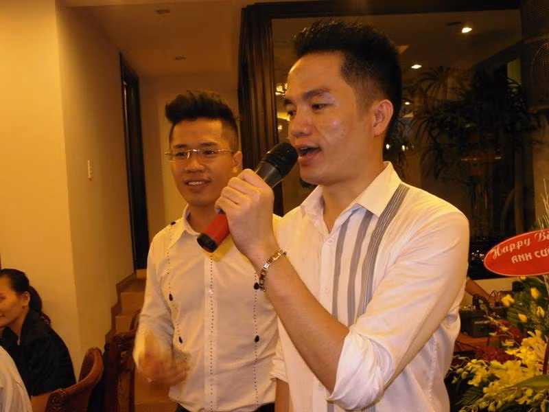 Ông “bầu” Quang Cường đã kết hợp buổi sinh nhật của mình với việc giới thiệu album “Nhiều lúc" của em trai, ca sĩ Quang Hà. Gần kết thúc buổi tiệc, ông Cường muốn tạo không khí vui nhộn, đã bày ra trò chơi trúng thưởng. Cách thức: Mỗi bàn cử ra một người nữ xinh đẹp tham gia trò chơi. Nếu khi MC Quốc Bình xướng tên ai, người đó được mọi người trong khán phòng reo hò ủng hộ lớn nhất, sẽ trúng thưởng một phiếu chăm sóc sắc đẹp trị giá 20 triệu. Ông “bầu” Quang Cường đã kết hợp buổi sinh nhật của mình với việc giới thiệu album “Nhiều lúc" của em trai, ca sĩ Quang Hà. Gần kết thúc buổi tiệc, ông Cường muốn tạo không khí vui nhộn, đã bày ra trò chơi trúng thưởng. Cách thức: Mỗi bàn cử ra một người nữ xinh đẹp tham gia trò chơi. Nếu khi MC Quốc Bình xướng tên ai, người đó được mọi người trong khán phòng reo hò ủng hộ lớn nhất, sẽ trúng thưởng một phiếu chăm sóc sắc đẹp trị giá 20 triệu.