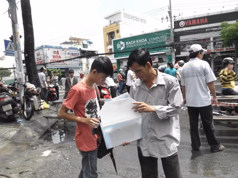 Kiểm tra giúp con trai xem có mang đầy đủ viết, thước kẻ, máy tính chưa… Xem đáp án môn Vật lí - Xem đáp án môn Toán - Xem đáp án môn Hóa
