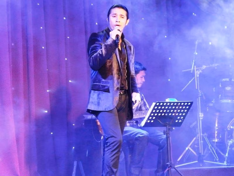 Kasim Hoàng Vũ không "đá động" đến cánh tay đang bó bột của mình trước khán giả.