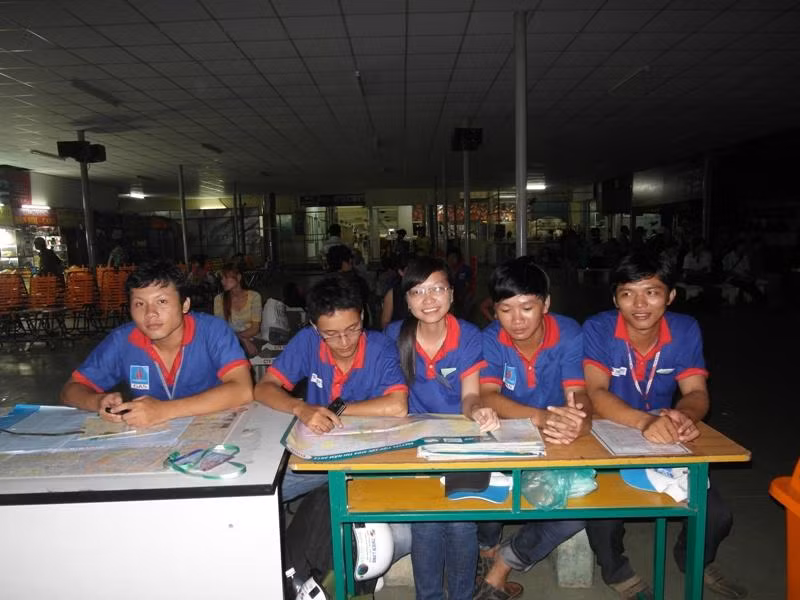Trong khi đó, ngoài bến xe Miền Đông, các sinh viên tình nguyện vẫn tiếp tục nhiệm vụ chờ, đón thí sinh. Trong ảnh, từ trái qua là các tình nguyện viên: Nguyễn Đức Tuân, Nguyễn Thị Mỹ Linh, Trần Đức Chuyên, Nguyễn Thế Tiến, Phan Trần Tùng Sơn. Xem đáp án môn Vật lí - Xem đáp án môn Toán - Xem đáp án môn Hóa - Xem đáp án môn Ngoại ngữ Khối A1