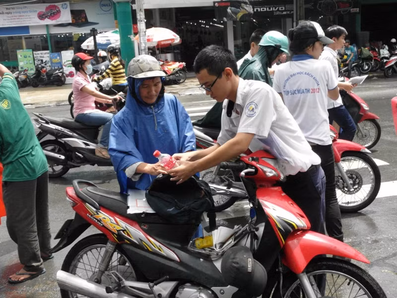 “Con mang chai nước theo uống nè!”. Xem đáp án môn Vật lí - Xem đáp án môn Toán - Xem đáp án môn Hóa