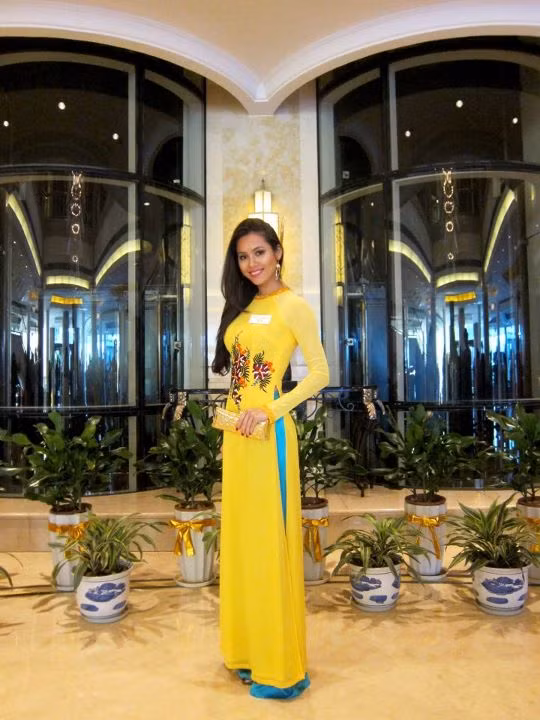Mặc trang phục này, Hoàng My đã được các thí sinh khác khen ngợi. Mặc trang phục này, Hoàng My đã được các thí sinh khác khen ngợi.
