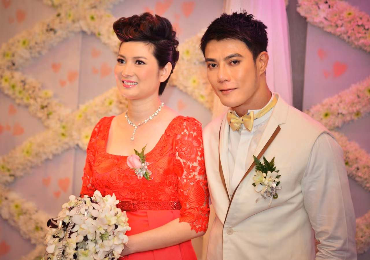 Thuý Vinh gây sự bất ngờ với mọi người khi rất dịu dàng nữ tính, vì bấy lâu, cựu người mẫu này vẫn trung thành với trang phục áo sơ mi, quần Jeans.