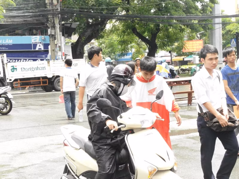 Người mẹ này đang nhắc con cởi áo mưa, dặn dò con trước giờ thi môn Lý. Xem đáp án ĐH Khối A, môn Vật lí - Xem đáp án ĐH Khối A, môn Toán - Xem đáp án DH Khối A, môn Hóa