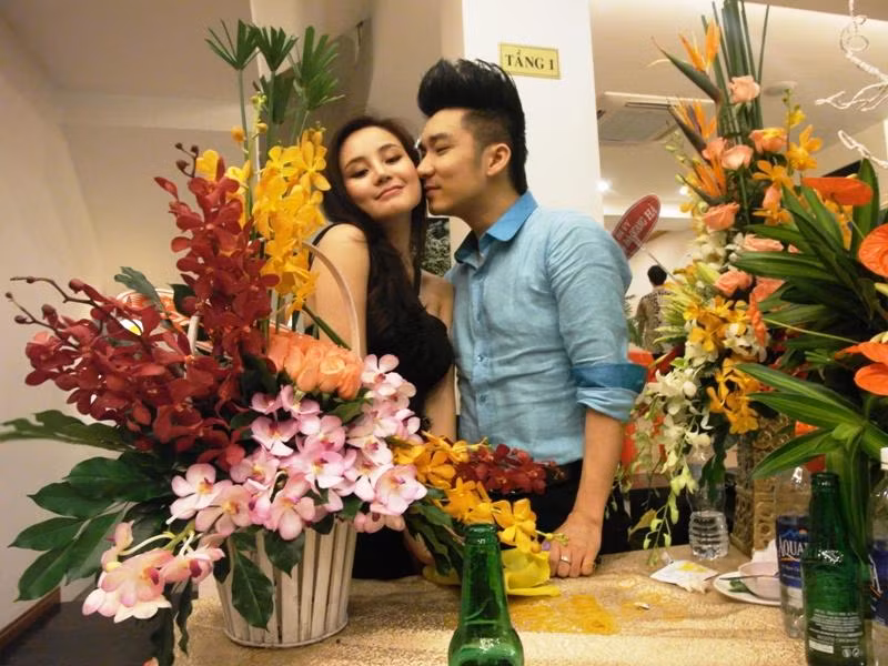 Ca sĩ Vy Oanh làm dáng tình tứ với Quang Hà trước ống kính của phóng viên. Ca sĩ Vy Oanh làm dáng tình tứ với Quang Hà trước ống kính của phóng viên.