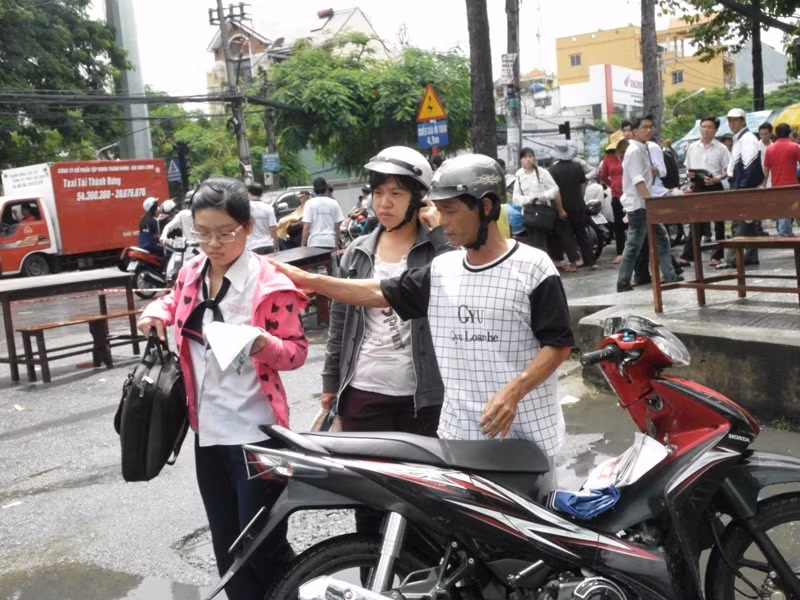 Cô bé này được cả bố, mẹ “hộ tống”. Ông bố xoa vai con gái:“Ráng làm bài tốt nha con!”. Xem đáp án ĐH Khối A, môn Vật lí - Xem đáp án ĐH Khối A, môn Toán - Xem đáp án DH Khối A, môn Hóa