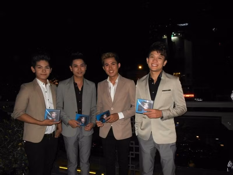 Bốn thành viên nhóm Vmusic nhiệt tình quảng bá album “Nhiều lúc” của đàn anh Quang Hà. Bốn thành viên nhóm Vmusic nhiệt tình quảng bá album “Nhiều lúc” của đàn anh Quang Hà.