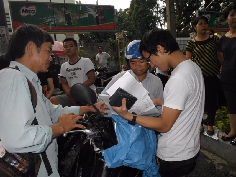 Những nụ cười tươi, đã làm yên lòng các phụ huynh. Tuy nhiên, theo ghi nhận chung số thí sinh làm được bài không nhiều, do đề thi khá dài và có nhiều câu "hóc"