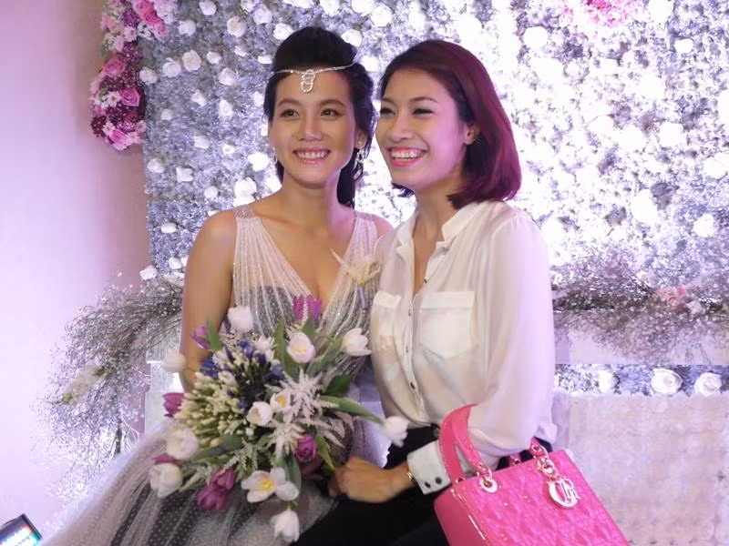 Có rất nhiều bạn bè thuộc giới nghệ sĩ của chú rế đến dự. Trong ảnh: Ca sĩ Pha Lê đang nói lời chúc mừng cho tân nương Trần Kim Thanh.