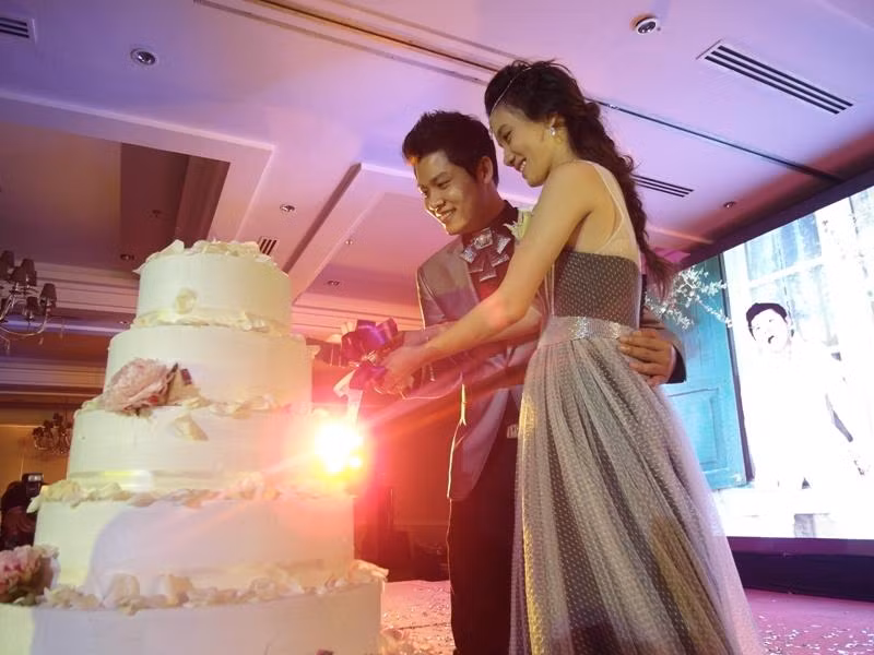 Cầm tay nhau cắt bánh…