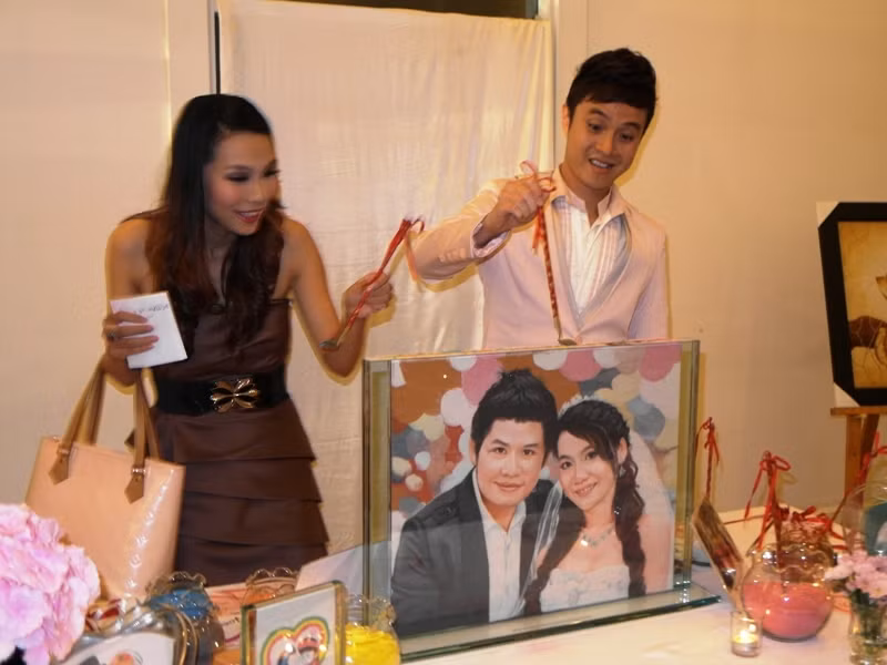 Cặp đôi ca sĩ Nhật Tinh Anh – Khánh Ngọc đã từng đưa ca khúc Vầng trăng khóc của chú rể thành ca khúc “hit” đang múc cát hạnh phúc đổ vào bức tranh cát, chúc mừng đôi uyên ương.