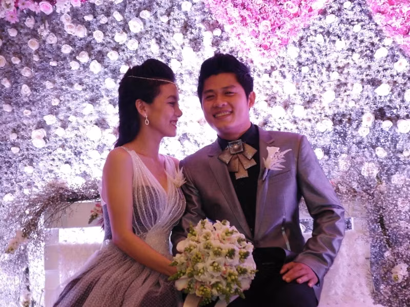 Chú rể năm nay 30 tuổi và cô dâu kém hơn 5 tuổi. Nhạc sĩ Nguyễn Văn Chung cho biết: “Tôi sẽ có con sau 3 năm nữa. Bây giờ chúng tôi muốn tận hưởng hạnh phúc”.