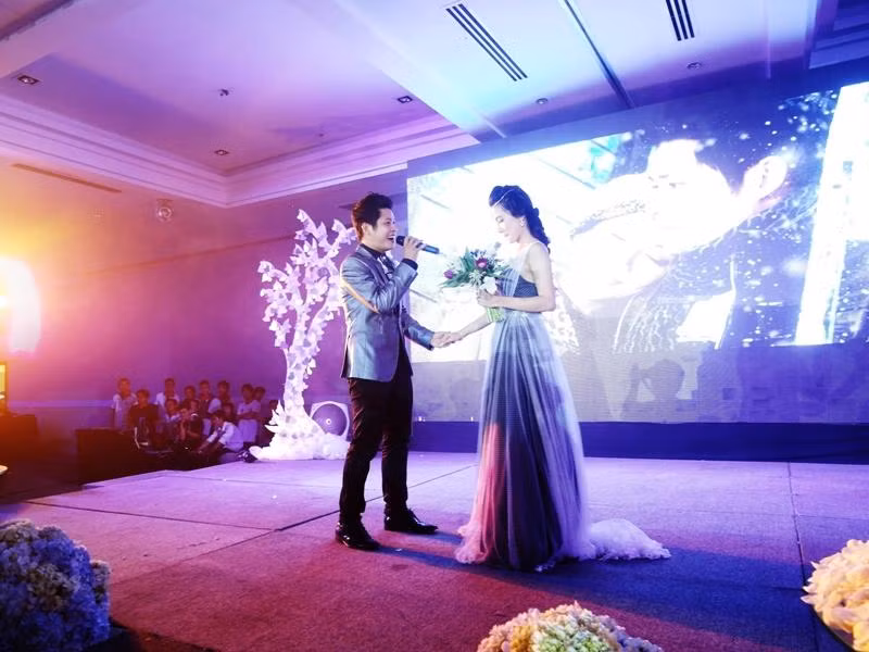 Mở đầu buổi lễ thành hôn, Nguyễn Văn Chung đã hát tặng cho vợ mình ca khúc Dù anh không phải thiên thần.