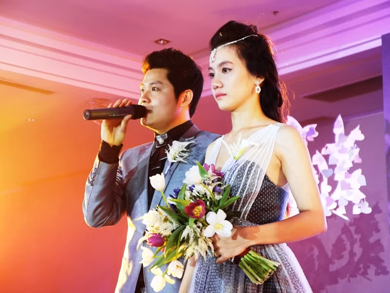 Sau khi dứt lời bài hát và nhận được nhiều tràng pháo tay từ bạn bè, Nguyễn Văn Chung đã vui vẻ thú nhận: “Tôi hát nhép đó. Không biết ngày mai có bị Sở Văn hoá Thông tin phạt không…”.
