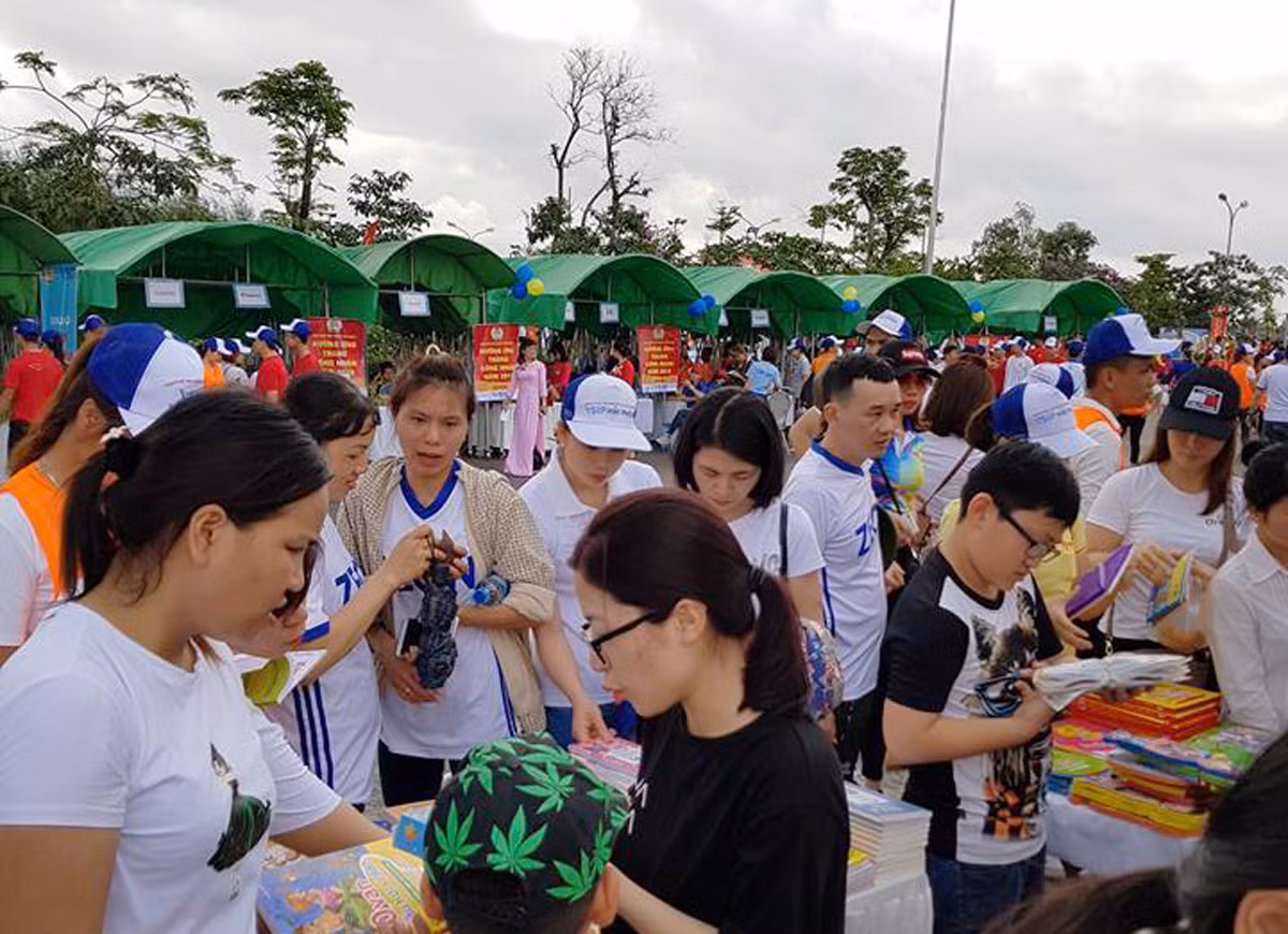 Cô giáo Nguyễn Thị Thu Thảo cùng nhân viên tư vấn bán đồ dùng học tập cho các bậc phụ huynh tại Hải Phòng (Ảnh: nhân vật cung cấp)