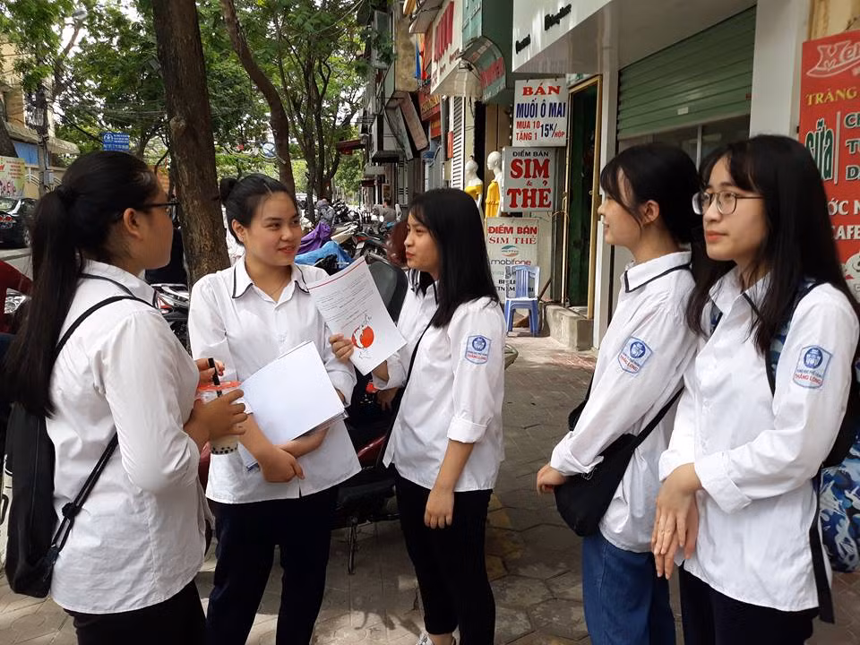 Các thí sinh dự thi tại Trường Trung học phổ thông Ngô Quyền (Hải Phòng) trao đổi sau khi hoàn thành bài thi môn Lịch sử (Ảnh: Lã Tiến)