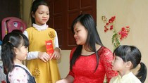 Dạy con cách nhận tiền lì xì sao cho đẹp (Ảnh minh họa: baohoabinh.com.vn).