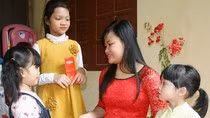 Dạy con cách nhận tiền lì xì sao cho đẹp (Ảnh minh họa: baohoabinh.com.vn). Dạy con cách nhận tiền lì xì sao cho đẹp (Ảnh minh họa: baohoabinh.com.vn).