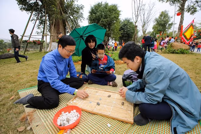 Cả gia đình cùng nhau thử sức ở các trò chơi dân gian. (Ảnh: Minh Sơn/Vietnam+). Cả gia đình cùng nhau thử sức ở các trò chơi dân gian. (Ảnh: Minh Sơn/Vietnam+).