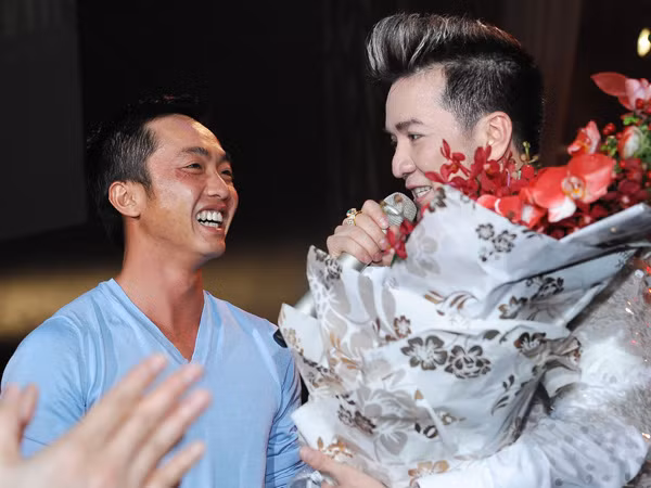 Cường Đô la không ngại ngần lên sân khấu tặng hoa Đàm Vĩnh Hưng thay lời chúc mừng sự thành công của đêm nhạc.