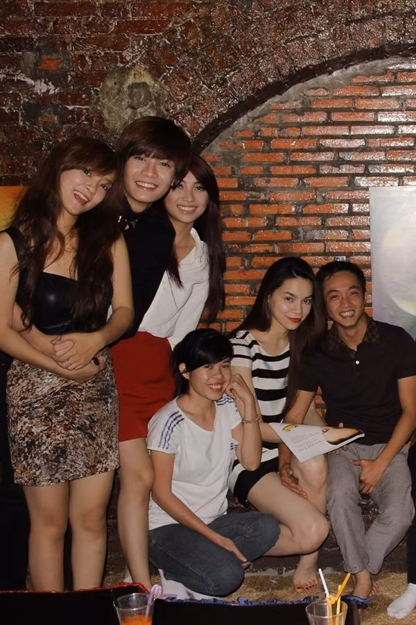 Mới đây, Cường Đô la cùng team của Hà Hồ vui vẻ, thân thiện đến chúc mừng sinh nhật cựu giám đốc âm nhạc The Voice, nhạc sĩ Phương Uyên.