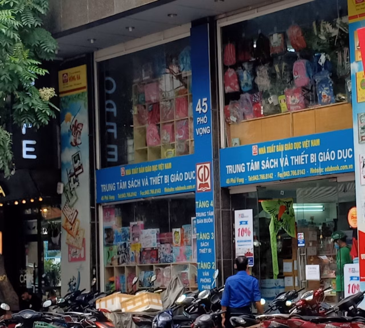 Tại những cửa hàng thuộc hệ thống Nhà xuất bản Giáo dục Việt Nam cũng không còn đủ một bộ sách giáo khoa lớp 6 (Ảnh:V.N)