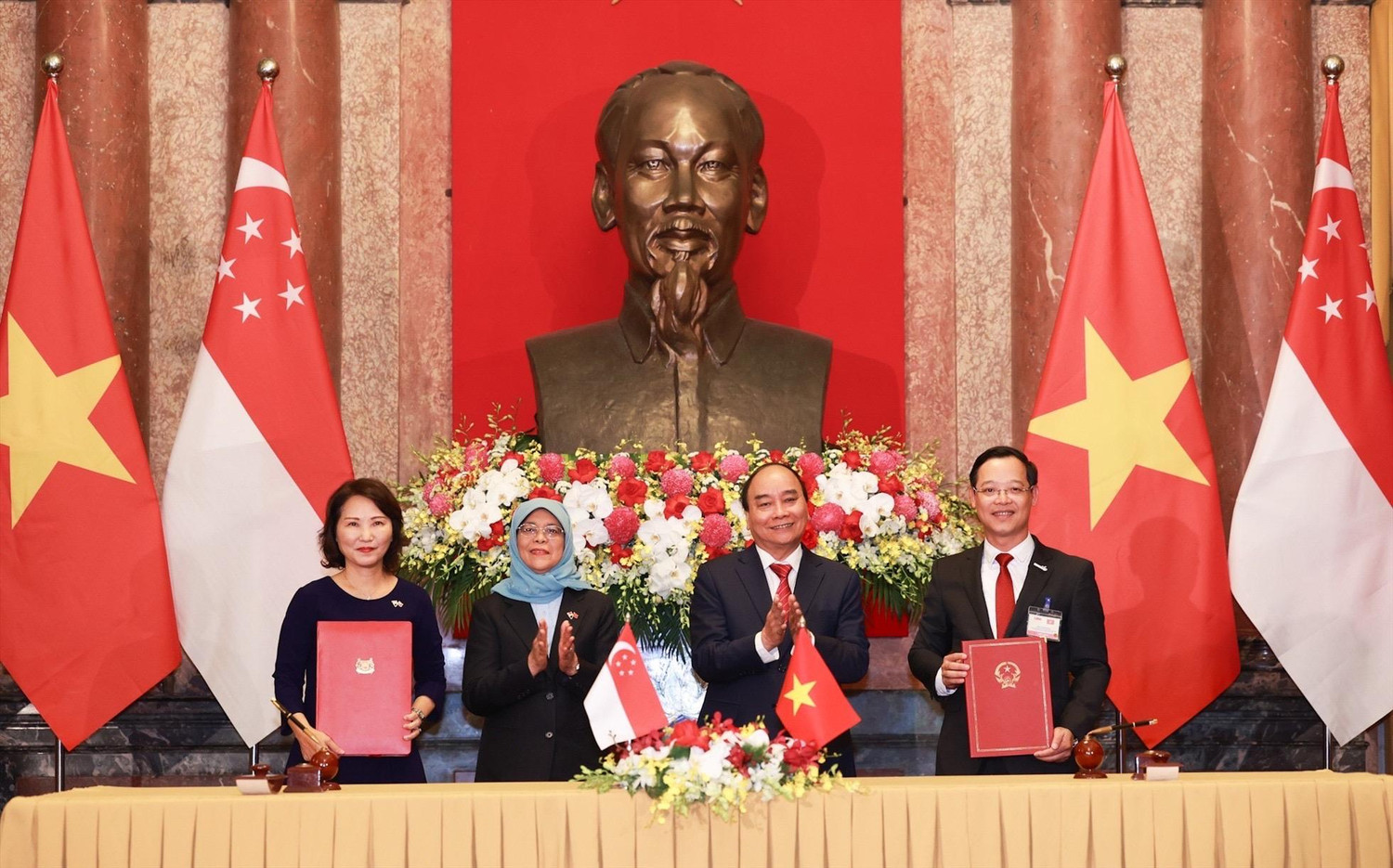 Chủ tịch nước Nguyễn Xuân Phúc và Tổng thống Singapore chứng kiến lễ ký kết biên bản ghi nhớ trong lĩnh vực giáo dục nghề nghiệp giữa Tổng cục Giáo dục nghề nghiệp, Bộ Lao động – Thương binh và Xã hội Việt Nam và Viện Giáo dục Kỹ thuật Singapore (ITE).Ảnh: Tổng cục Giáo dục nghề nghiệp