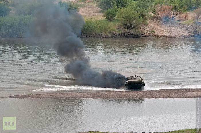 Xe bọc thép chở quân BTR-80 chuẩn bị băng qua sông