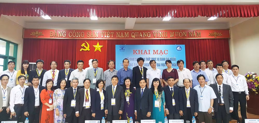 Đoàn đánh giá chụp hình lưu niệm với lãnh đạo Nhà trường (Ảnh: Thùy Linh)
