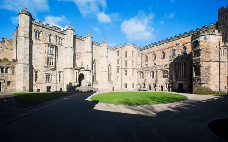 6. Đại học Durham - Xếp hạng chất lượng: 5 Giá thuê nhà: 66,75 Bảng/tuần Học phí: 9000 Bảng/năm 6. Đại học Durham - Xếp hạng chất lượng: 5 Giá thuê nhà: 66,75 Bảng/tuần Học phí: 9000 Bảng/năm