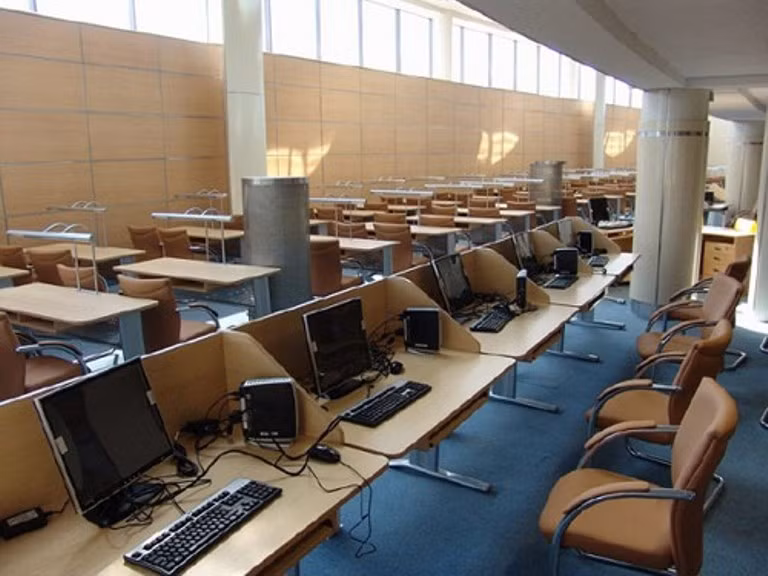 Phòng đọc sách đầy đủ tiện nghi cho học sinh, sinh viên truy cập thông tin.