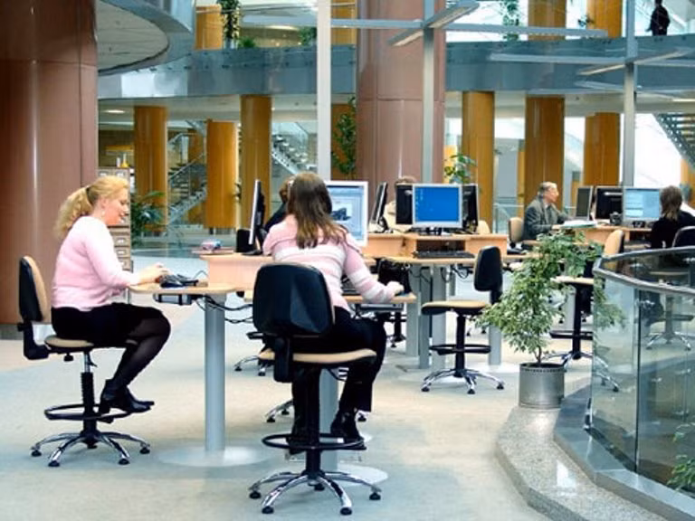 Mỗi ngày, "viên kim cương" tiếp nhận khoảng 2.200.000 người đến tham quan và đọc sách.