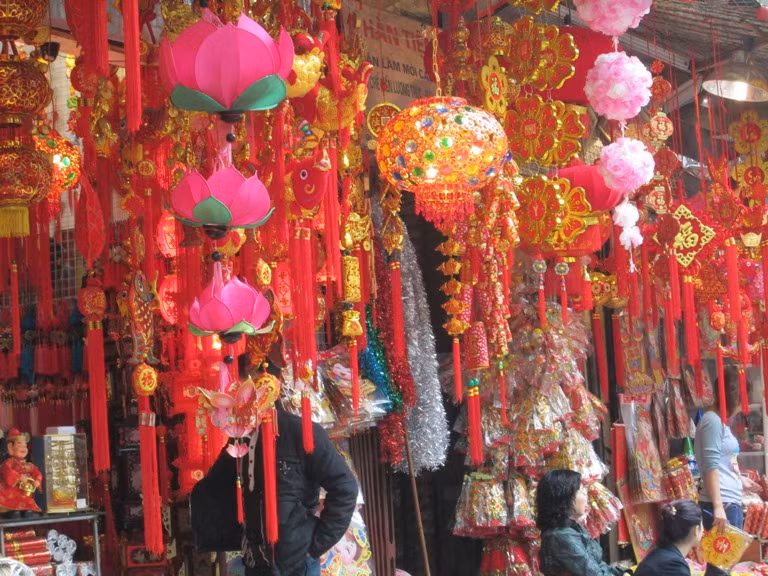 Đi trên phố Hàng Mã những ngày này, khách dễ bị choáng ngợp bởi những đồ trang trí lung linh như thế này.