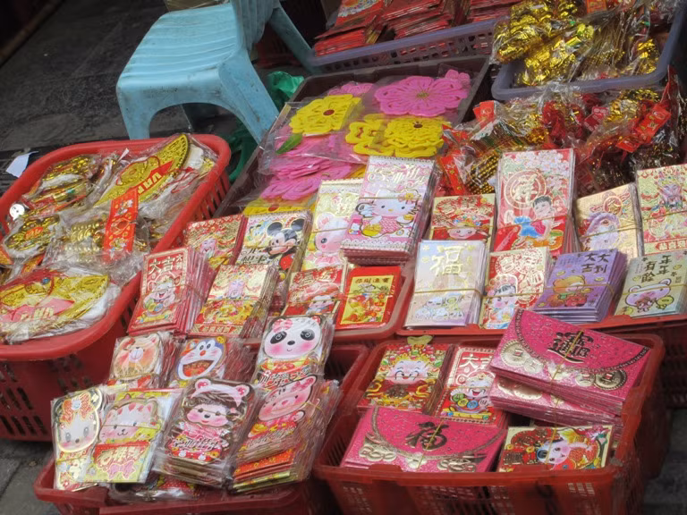 Bao lì xì với đủ mẫu mã là mặt hàng không thể thiếu được trong ngày tết.