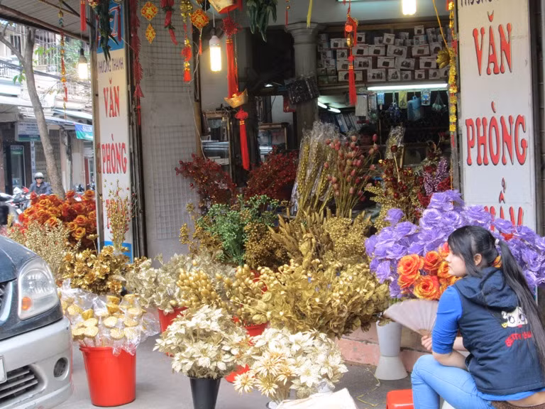 Những cành hoa tài lộc là lựa chọn lý tưởng để trang trí cho bàn thờ gia tiên thêm trang trọng.