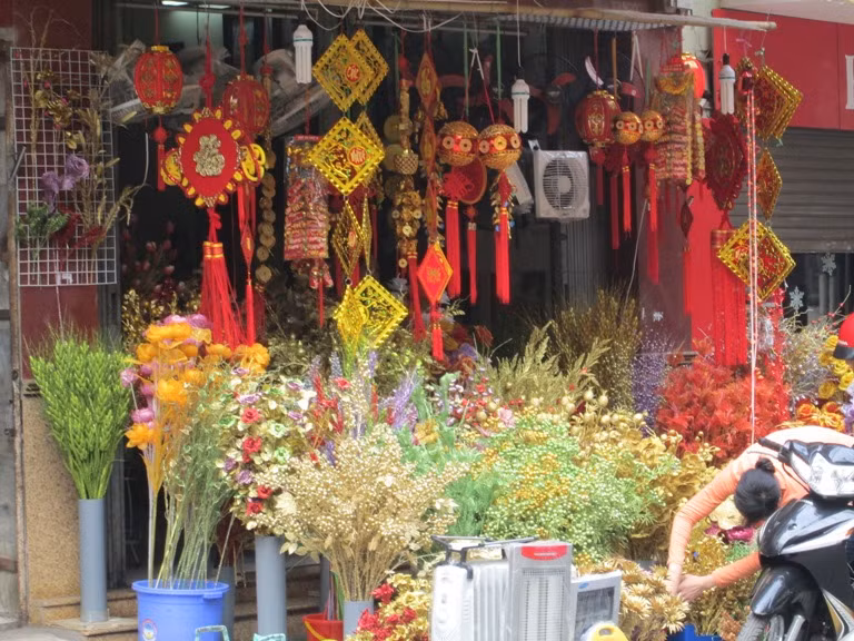 Kiểu dáng và mẫu mã những mặt hàng này cũng vô cùng phong phú, đa dạng.