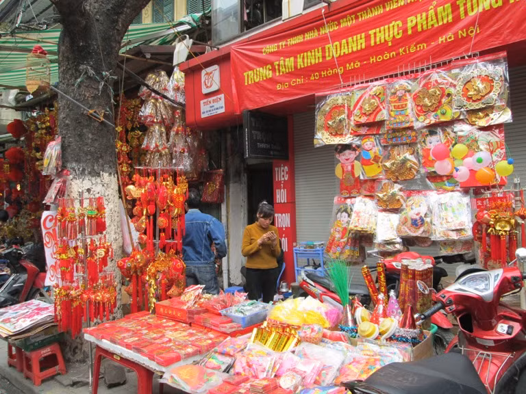... đến những chiếc lồng đèn nhỏ xíu để trang trí trên các cành đào, quất.