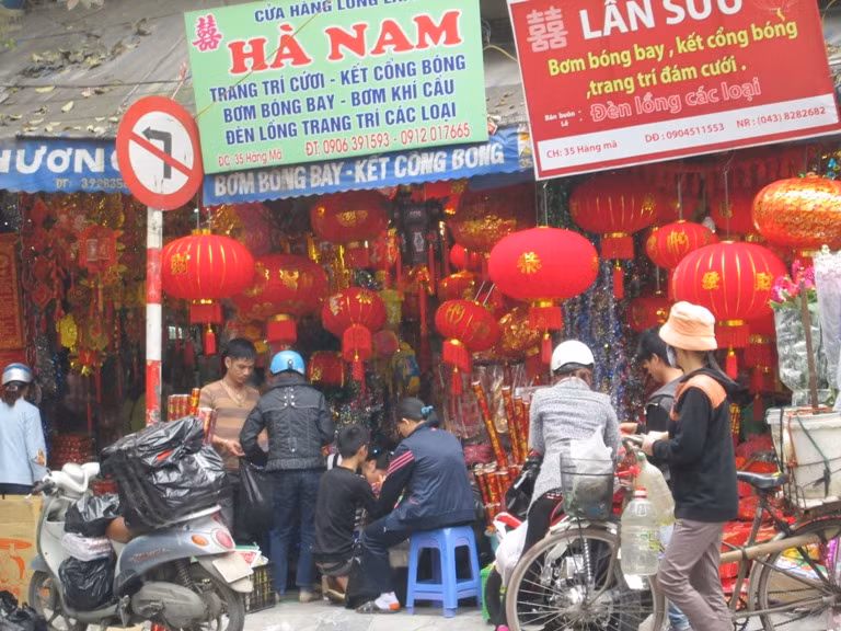 Với đủ các mặt hàng, mẫu mã, từ những chiếc lồng đèn to....