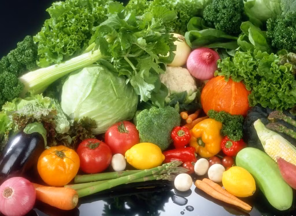 7. Tăng cường rau xanh: Trong rau xanh có chứa nhiều vitamin C có thể làm giảm lượng cholesterol trong máu và ngăn ngừa bệnh xơ cứng động mạch. Ngoài ra, trong rau xanh có chứa chất xơ, người ăn nhiều rau thì lượng axit cholic để phân giải cho cholesterol trong phân tương đối cao. Từ đó làm giảm lượng cholesterol trong máu.