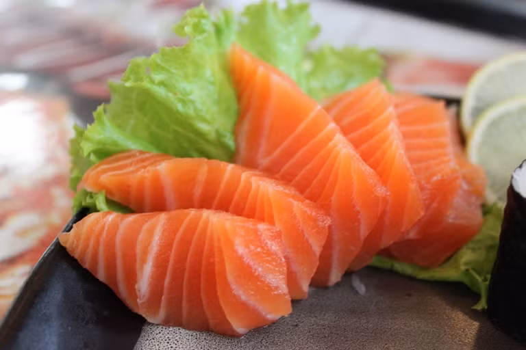 4. Cá hồi – “Trợ thủ” cho việc hạ chất béo trung tính: Cá hồi giàu Omega 3 acid béo không bão hòa, có thể làm giảm triglyceride và tăng mật độ lipoprotein cholesterol, tăng độ đàn hồi mạch máu.