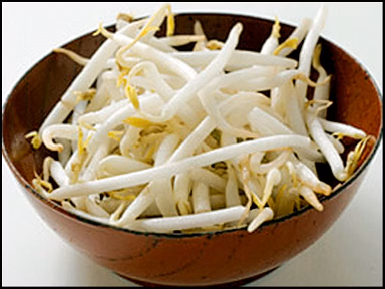 2. Giá đỗ: Đào thải lượng cholesterol xấu. Giá đỗ chính là một trong những loại thực phẩm có chức năng làm giảm lượng cholesterol xấu trong cơ thể. Đặc biệt, trong quá trình nảy mầm, lượng vitamin của giá đỗ tăng cao khoảng 67 lần so với hạt đậu ban đầu. Vitamin C có thể thúc đẩy sự bài tiết cholesterol và ngăn ngừa tích tụ thành động mạch. Giá đỗ có chứa nhiều chất xơ giúp cơ thể loại bỏ các chất cholesterol có hại cho cơ thể.