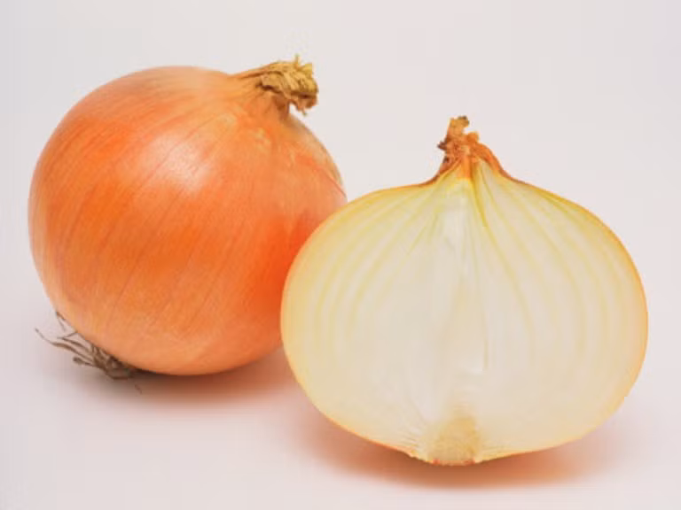 1. Hành tây: Giúp làm tăng lượng cholesterol tốt trong cơ thể. Hành tây là một trong số rất ít những loại thực phẩm có chứa prostaglandin A - một chất giúp giãn mạch, có thể làm mềm các mạch máu, giảm độ nhớt máu, tăng lưu lượng máu mạch vành, thúc đẩy huyết áp các chất khác bài tiết, do đó, lipid trong máu cũng theo đó mà được đào thải. Ngoài ra, thường xuyên ăn hành tây còn có thể làm giảm lượng cholesterol xấu, cải thiện xơ vữa động mạch, tặng lượng cholesterol có lợi cho cơ thể.