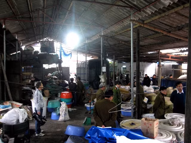 Khu vực sơ chế ô mai tạm bợ, không đảm bảo vệ sinh. Khu vực sơ chế ô mai tạm bợ, không đảm bảo vệ sinh.