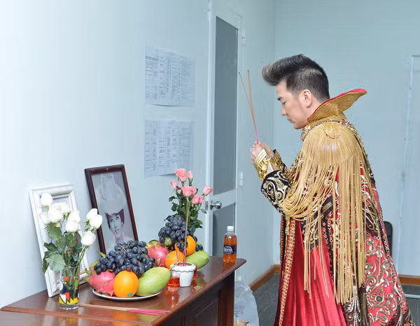 Trước giờ biểu diễn, Đàm Vĩnh Hưng thắp nhang khấn vái và mong hai cố nghệ sĩ phù hộ để đêm nhạc thành công tốt đẹp. Lúc còn sống, Huỳnh Phúc Điền là người bạn rất thân thiết với Mr.Đàm. Còn cố nghệ sĩ Thanh Nga được Đàm Vĩnh Hưng hâm mộ từ khi còn rất nhỏ thông qua những băng cải lương ghi hình trước khi bà qua đời.