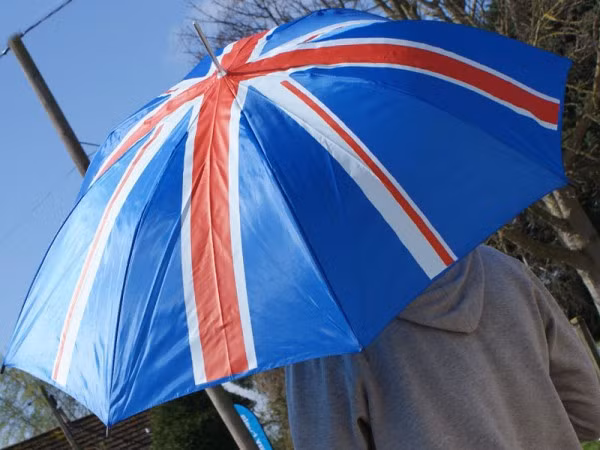 8. Ô quá khổ Thời tiết ở London sẽ mưa vào những ngày tới. Người xem ở khán đài chắc chắn sẽ vô cùng chán nản khi biết rằng họ không thể sử dụng ô bởi những chiếc ô quá khổ làm giảm tầm nhìn của người khác. Thay vào đó sẽ là ủng và áo mưa.